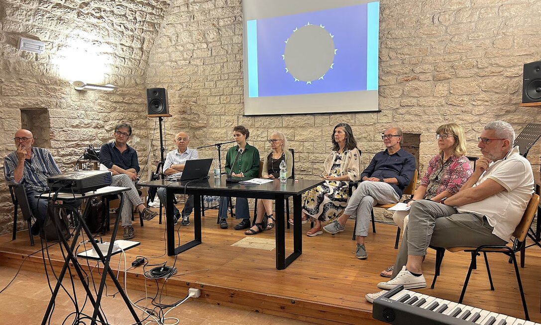 Incontro in biblioteca con pubblico