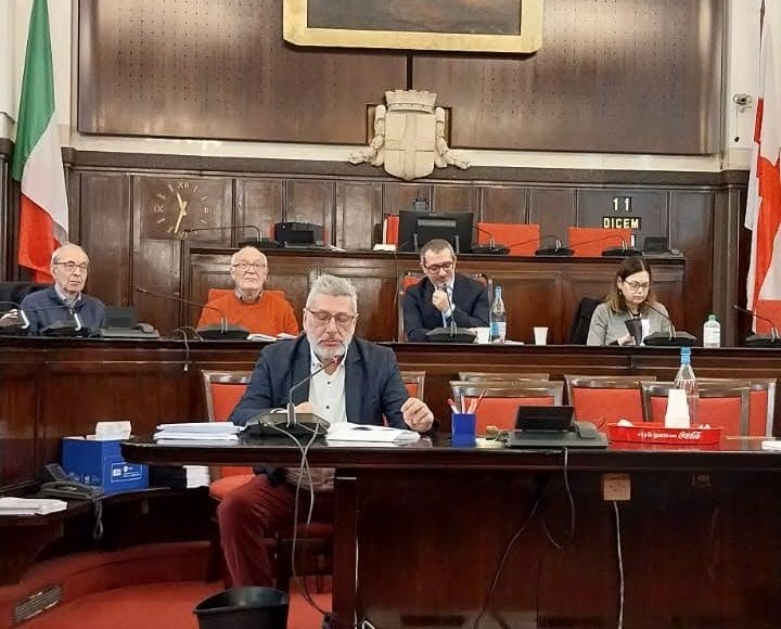 Reading di poesia su piccolo palco